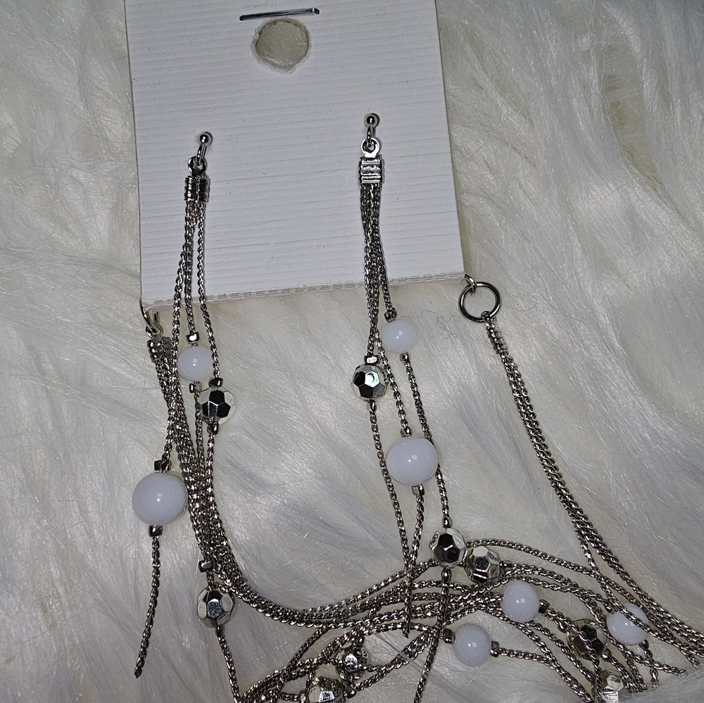 Elegant Silver Floral Necklace‎ and Earring Set - Picture 4 of 4
